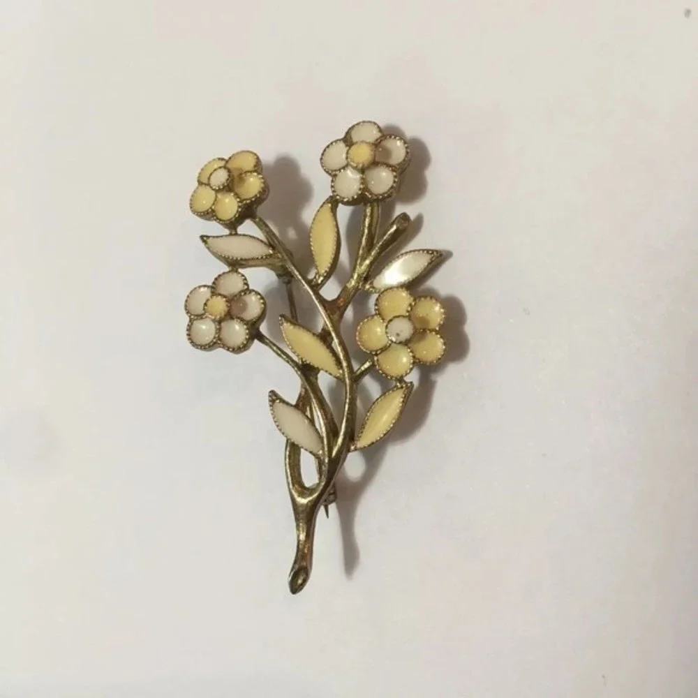 Vintage Gold Tone‎ Yellow White Flower Pin Scarf Brooch 2.5